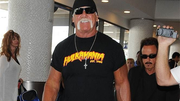 Hulk Hogan Apologizes To Roster Backstage At Extreme Rules