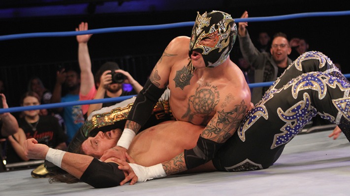 Rey Fenix Injured At CMLL Show