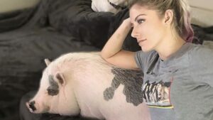 Alexa Bliss Gives Tearful Message Regarding The Passing Of Her Pet Pig, Larry Steve