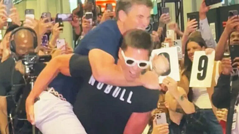 Tom Brady & Eli Manning Brawl at WWE Fanatics Fest Event