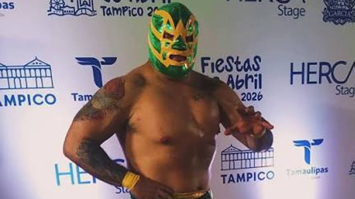 El Hijo de Fishman in his green and gold mask